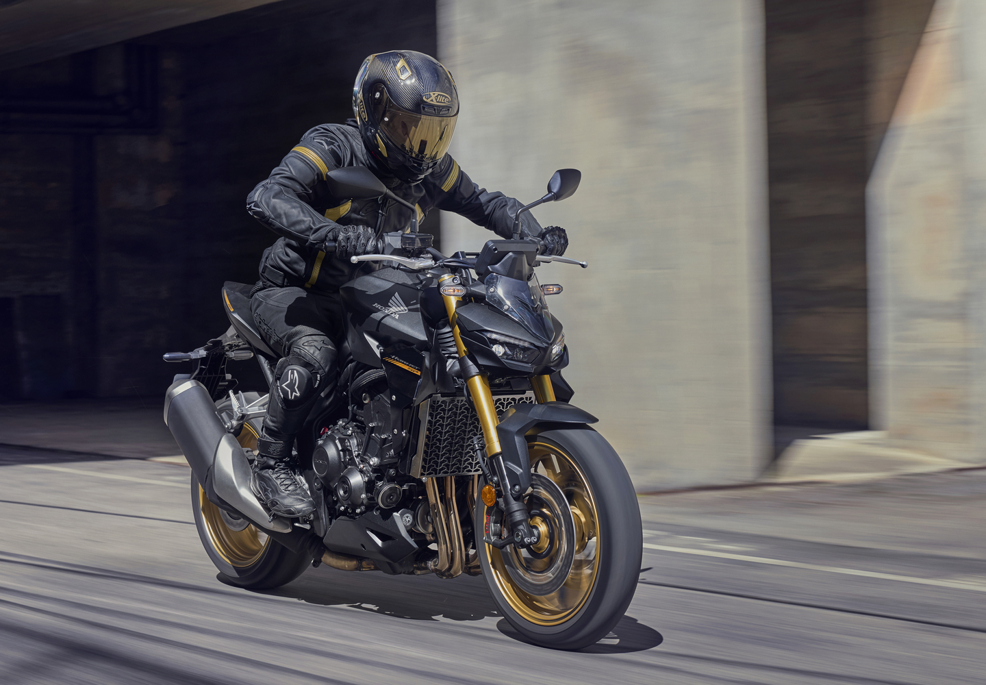 2025-CB1000HORNET_SP_Location_Action_1200_L.jpg