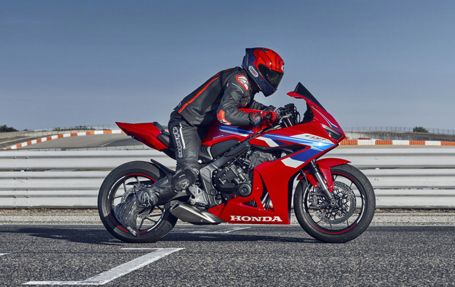 2024-CBR650R_E-clutch_Location_Action_02_1681_L.jpg