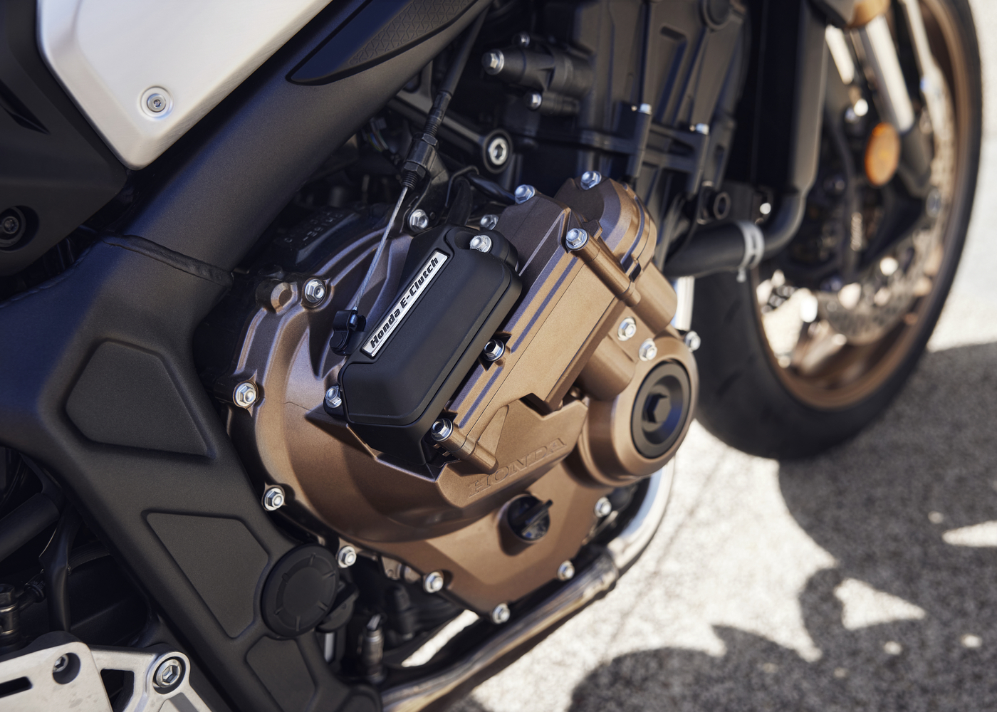 2024-CB650R_E-clutch_Location_Detail_01_0018_L.jpg