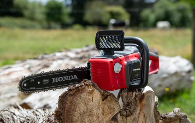 Honda-HHC36BXB35-Chainsaw-RbMotoLens-Lifestyle-1.jpg