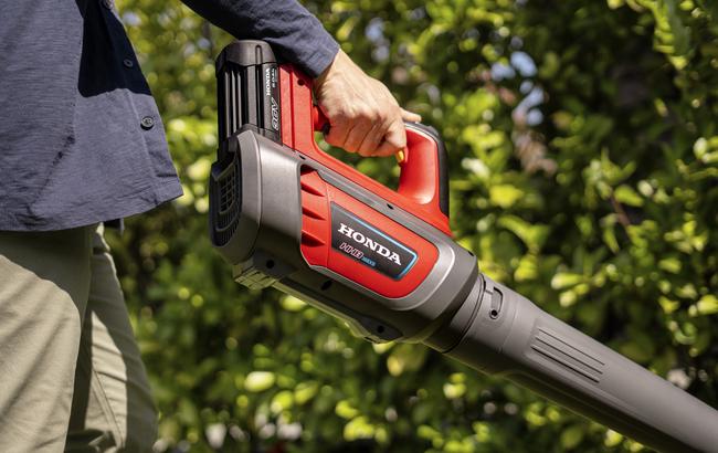 Honda_Cordless_Lifestyle_2023_Leaf_Blower_01.jpg