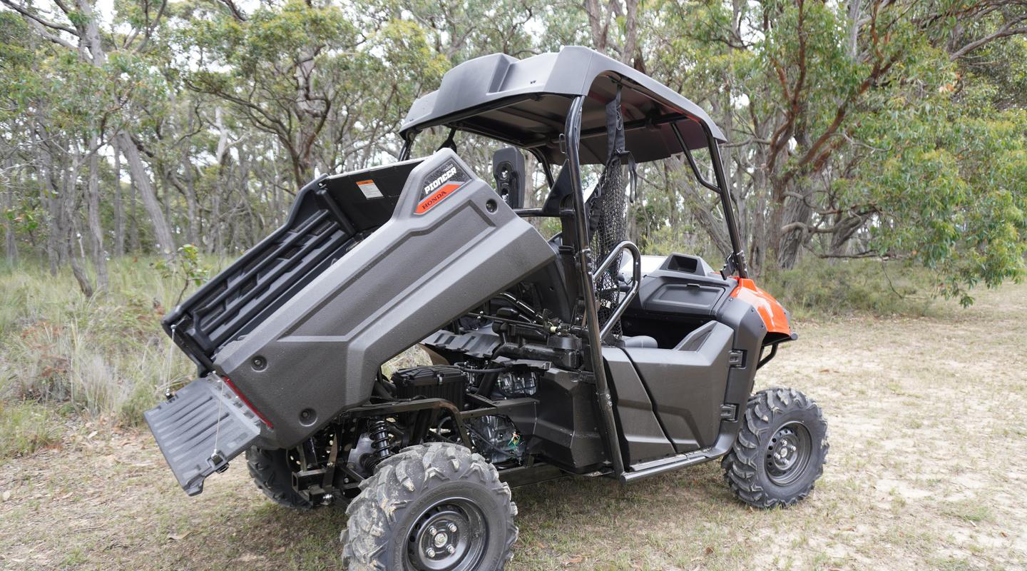 Hydraulic assist tilt bed