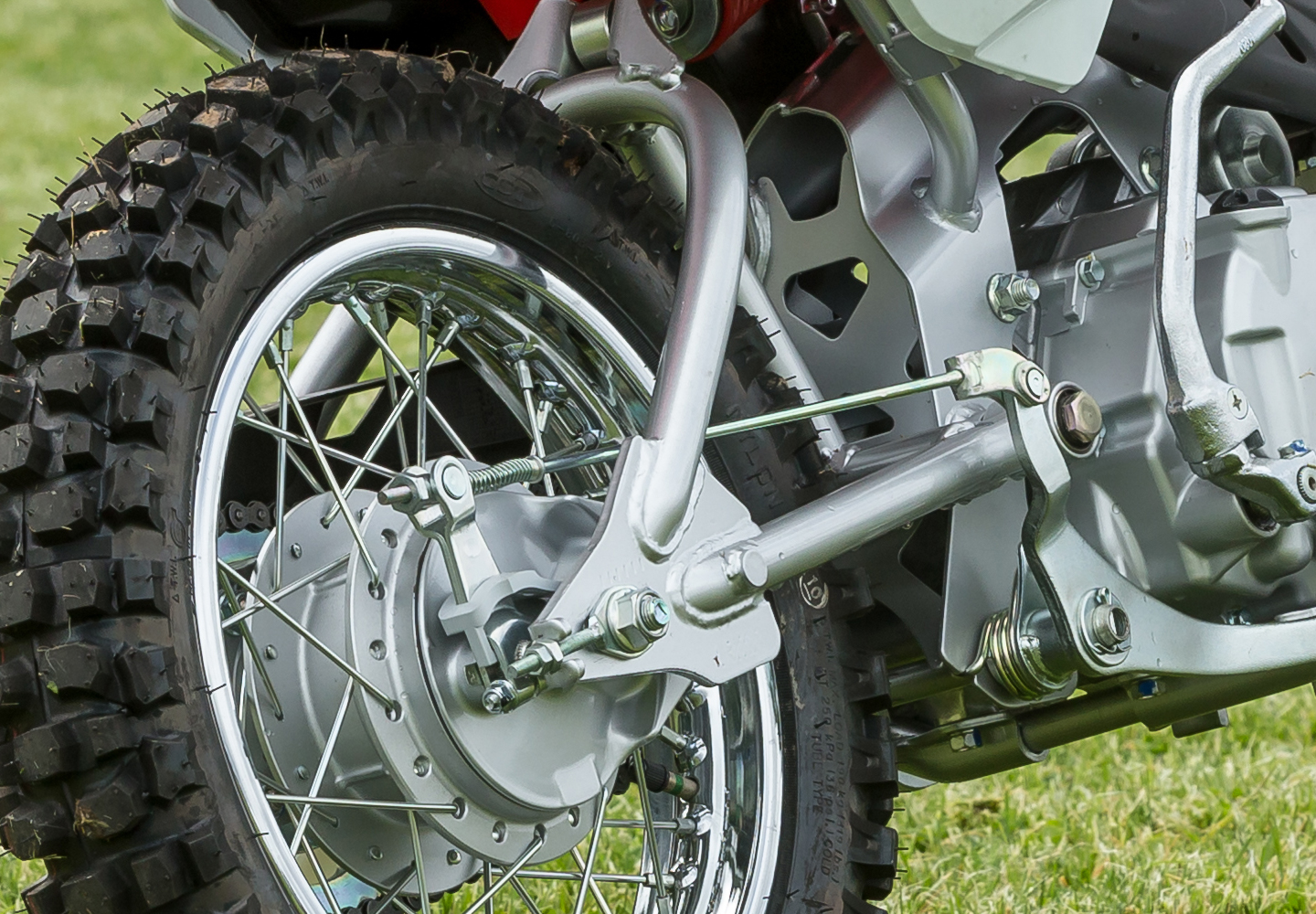 Rugged steel frame & swingarm