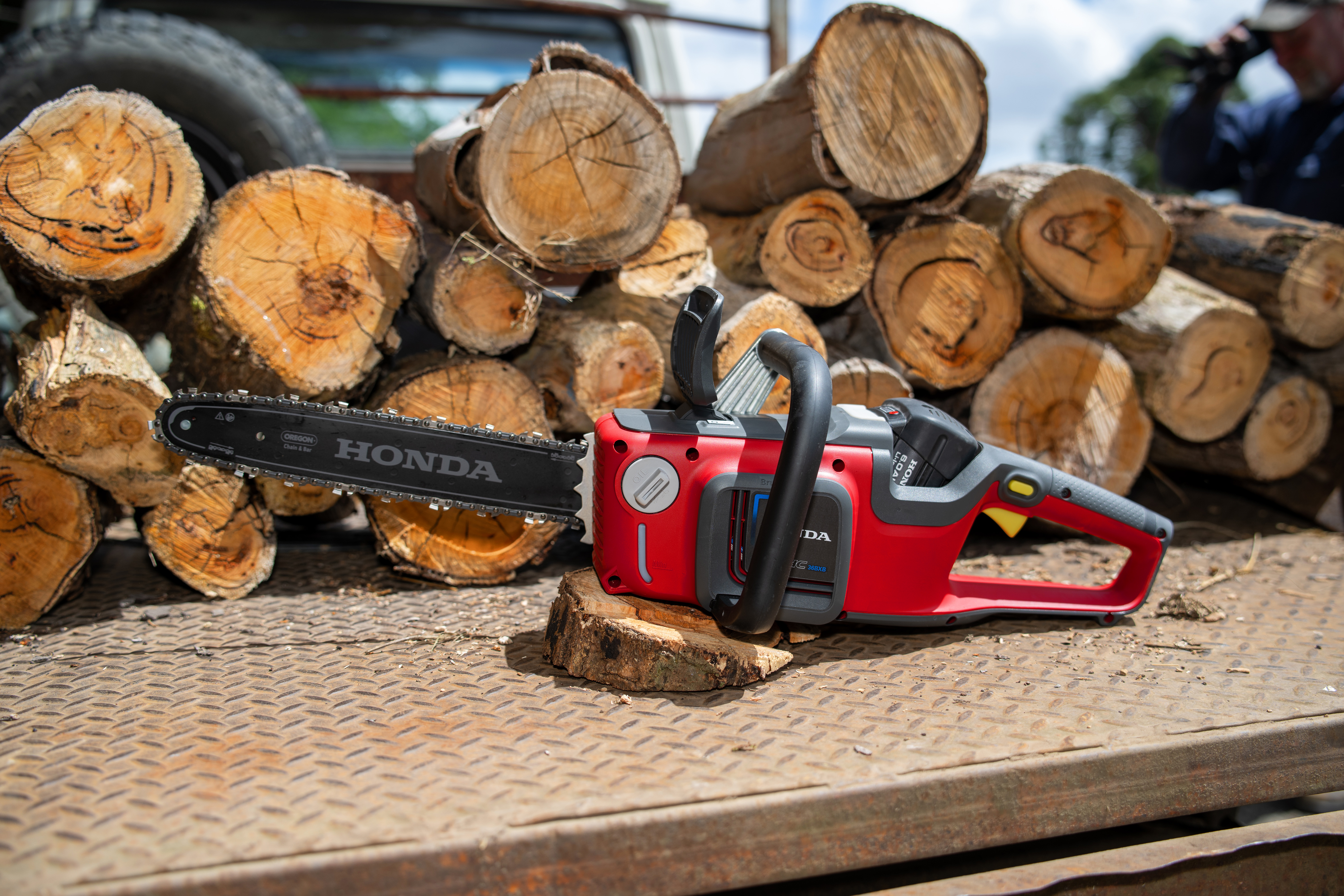 Honda-HHC36BXB35-Chainsaw-RbMotoLens-Lifestyle-2.jpg