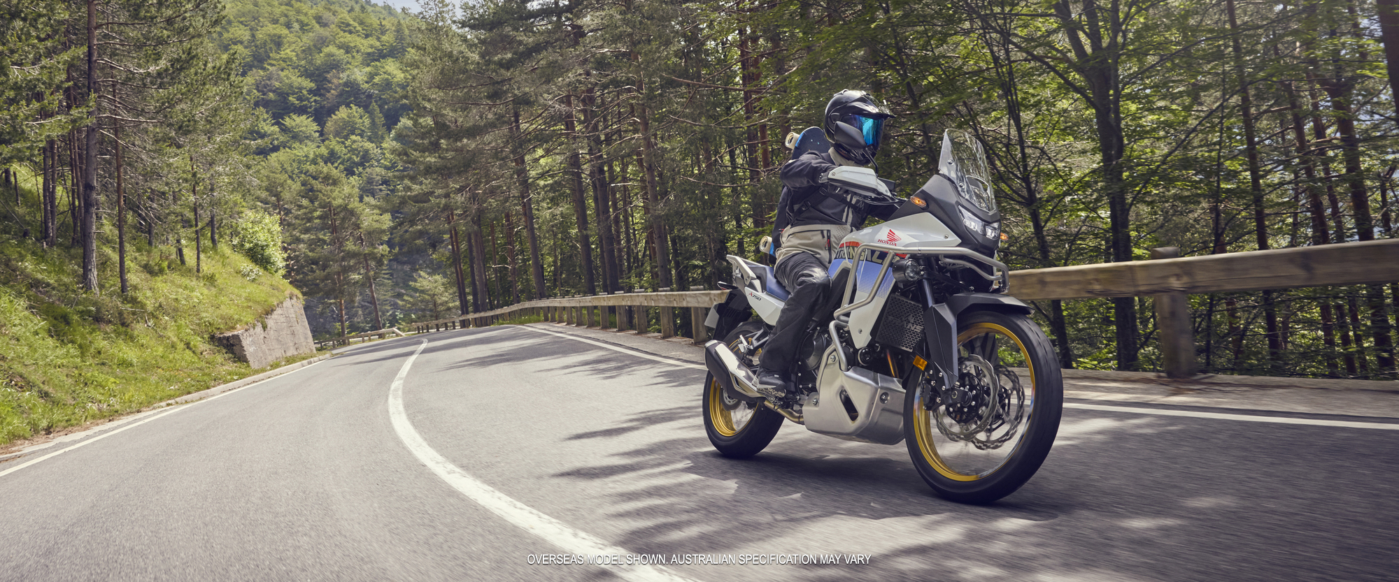 XL750_Transalp_2025_Hero_Large.jpg