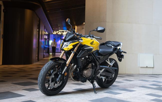 CB500FANUYLW_2022_Pearl_Dusk_Yellow_Lifestyle_1.jpg