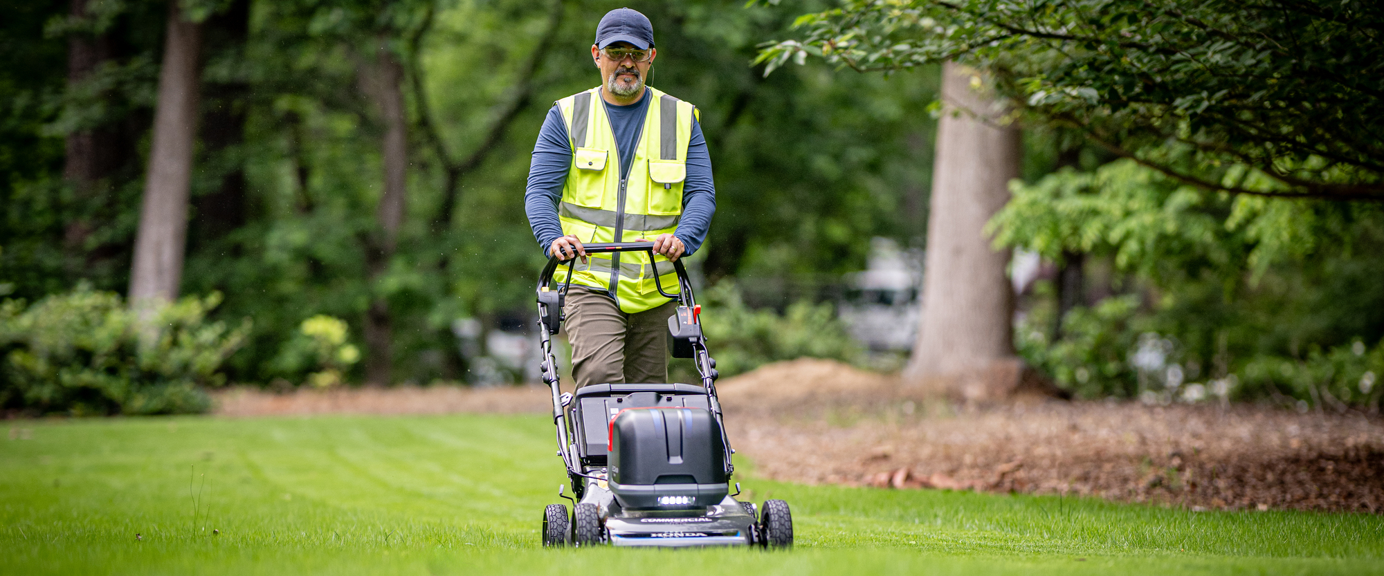 Honda-Lawn-Mower-HRC-BE-Lifestyle-Mowing-01-RGB_8_6_2025_11_47_17_PM.jpg