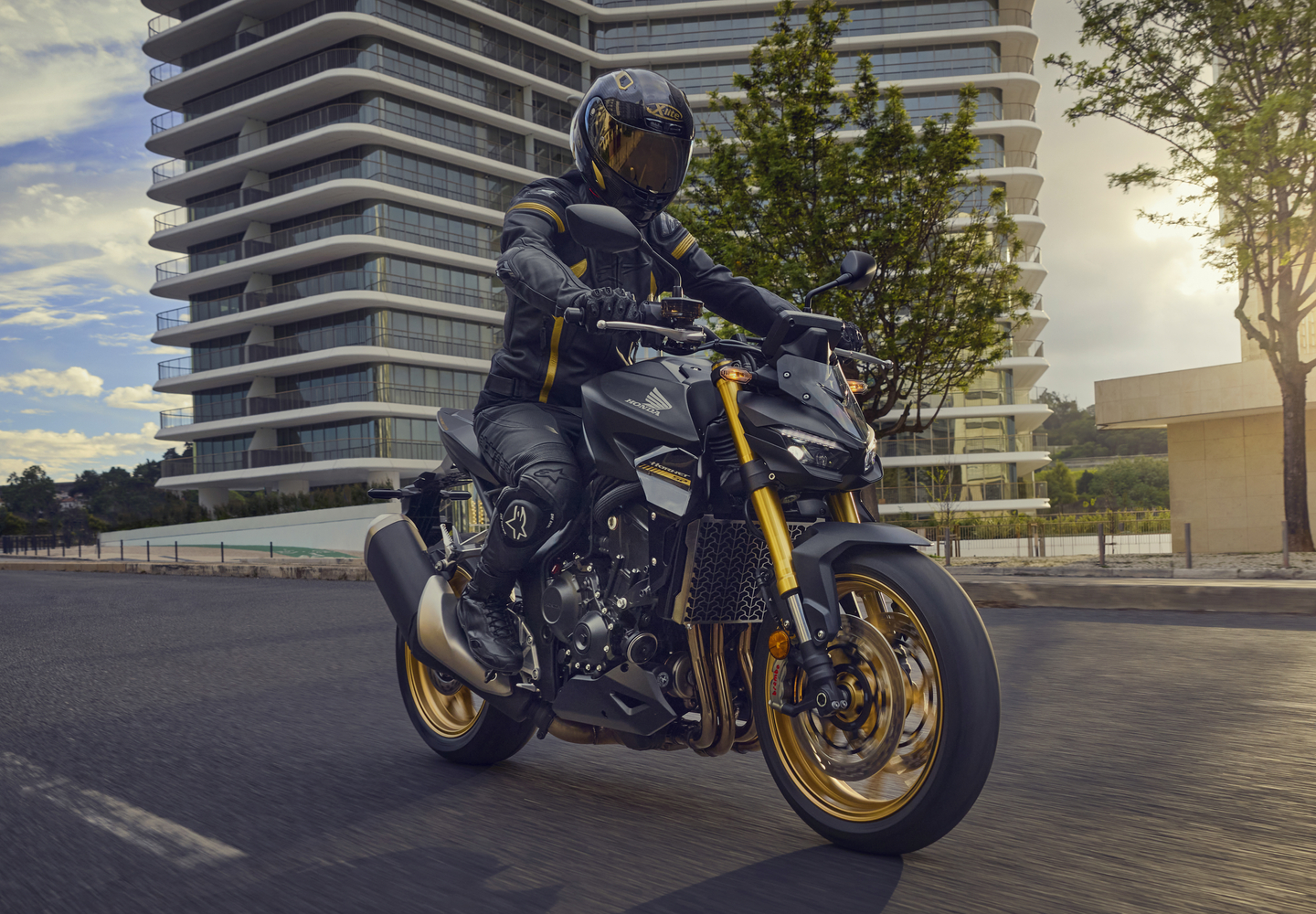 2025-CB1000HORNET_SP_Location_Action_0688_L.jpg