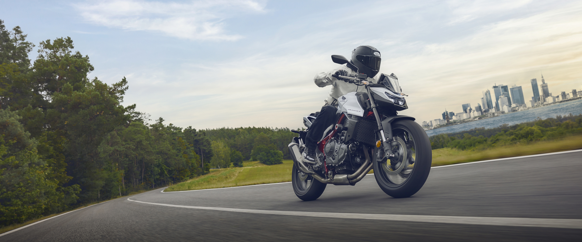 2025-CB750_Hornet_Pearl_Glare_White_Location_Action_0127_KV_L