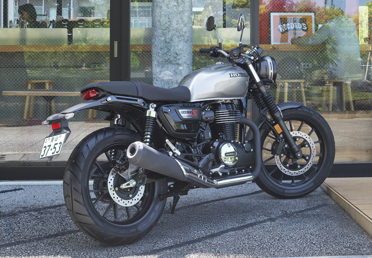 GB350 S-Lifestyle_Retouch_v1.png