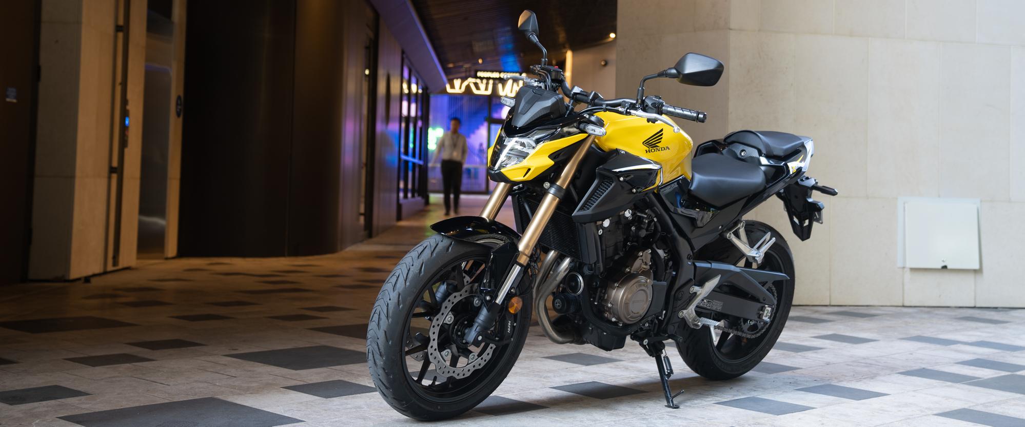 CB500FANUYLW_2022_Pearl_Dusk_Yellow_Lifestyle_1.jpg