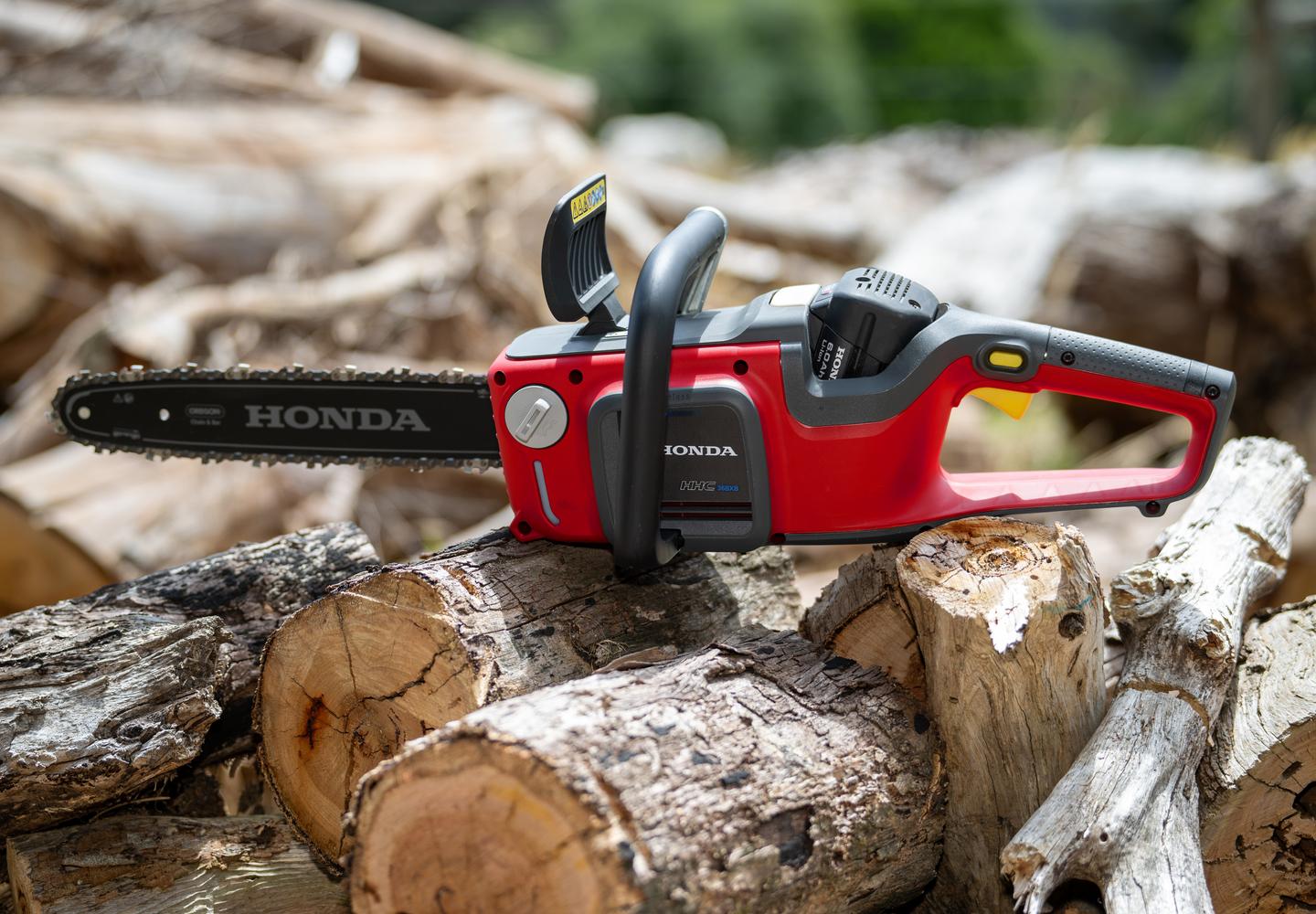 Honda-HHC36BXB35-Chainsaw-RbMotoLens-Lifestyle-5.jpg